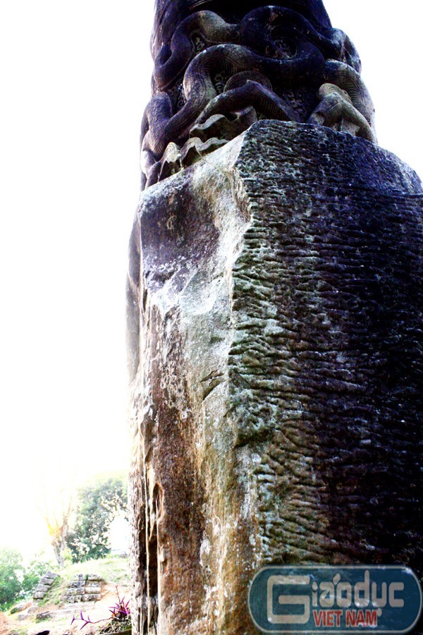 Cột đá chùa Dạm được cho là Linga - biểu tượng cho sự sinh sôi, nảy nở, cầu mưa thuận gió hòa.